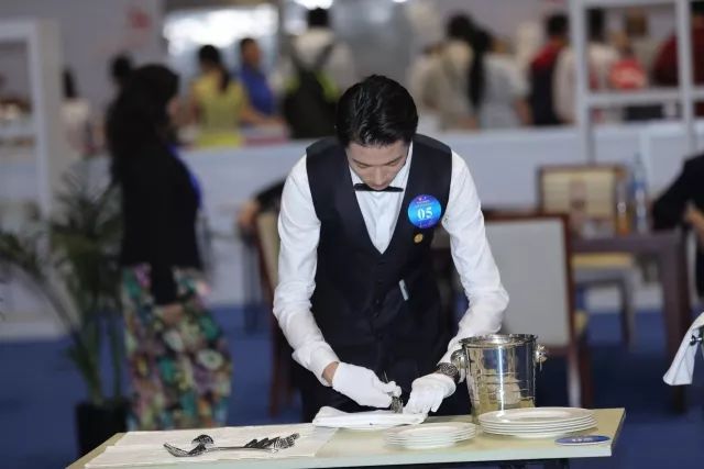 技藝精湛展風采，服務卓越贏未來——上海市商貿旅游學校選手在第45屆世界技能大賽全國選拔賽中榮獲餐廳服務項目銀牌